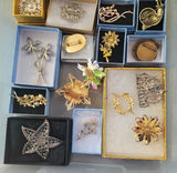 Assorted decorative jewelry brooches and pins - thumbnail 21 of 22
