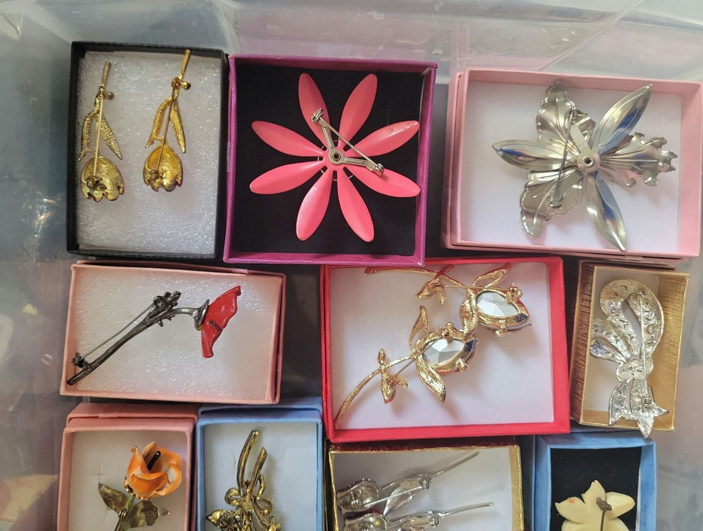 Assorted Brooches and Pins - image 15 of 18
