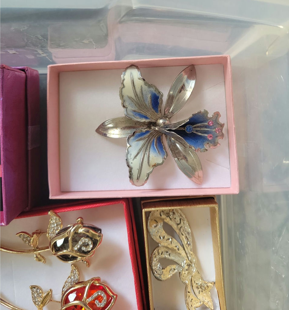 Assorted Brooches and Pins - image 4 of 18