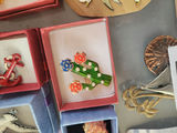 Assorted pins and brooches - thumbnail 8 of 21