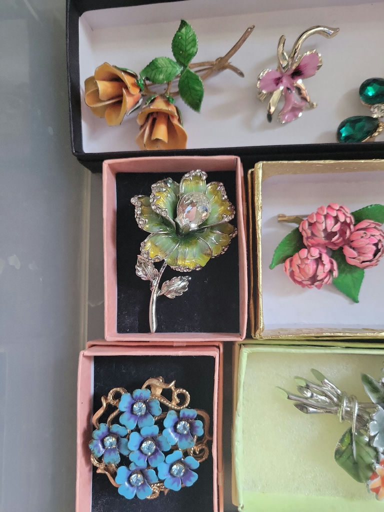 Assorted Brooches and Pins in Boxes - image 4 of 21