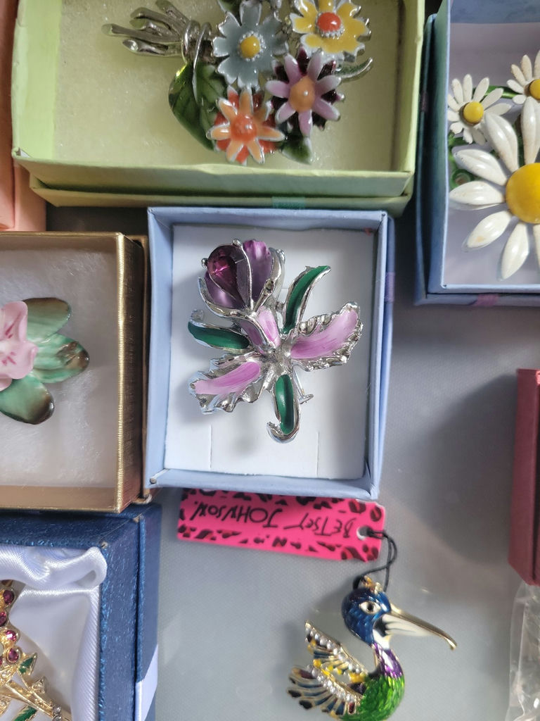 Assorted Brooches and Pins in Boxes - image 10 of 21