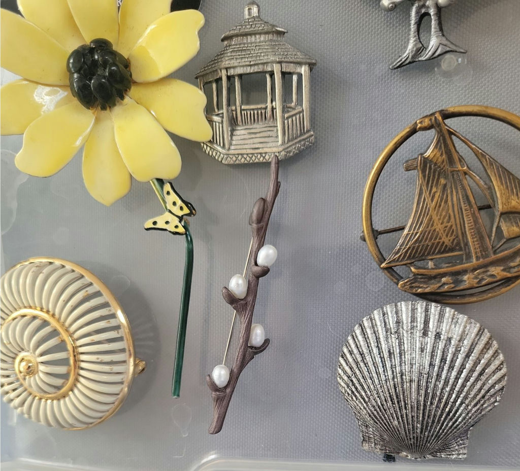Assorted pins and brooches - image 17 of 21