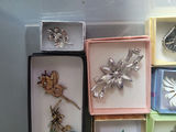 Assorted Brooches and Pins in Boxes - thumbnail 15 of 21