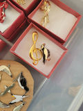 Assorted pins and brooches - thumbnail 4 of 21