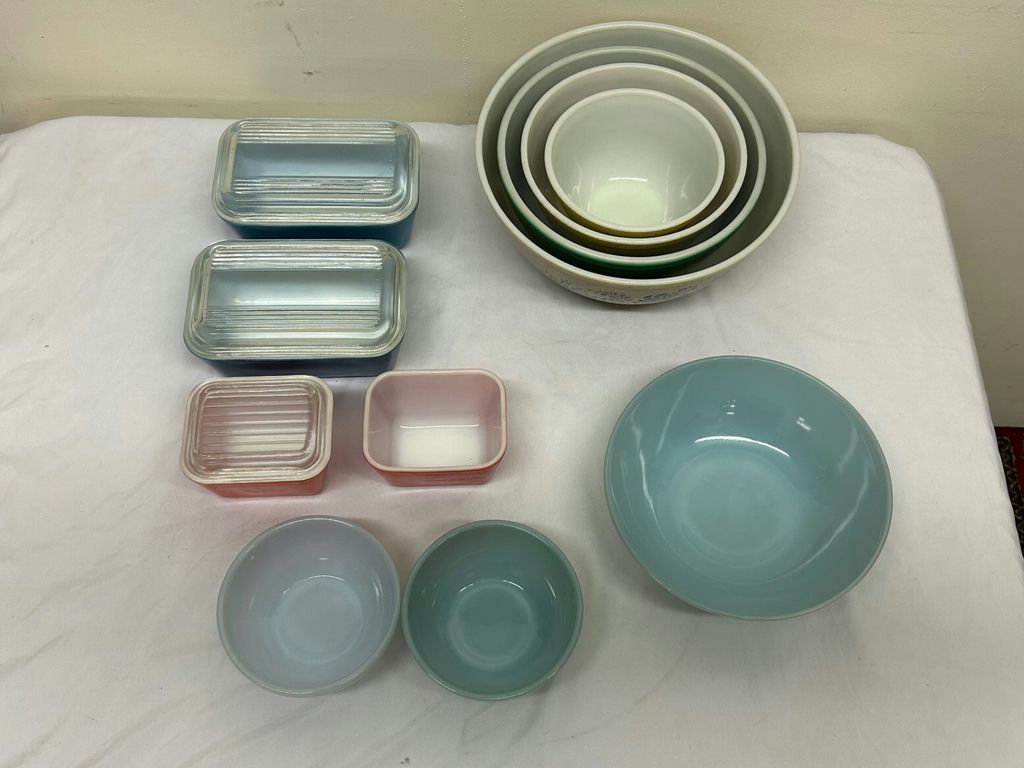 A Collection of Pyrex Wares - image 6 of 8
