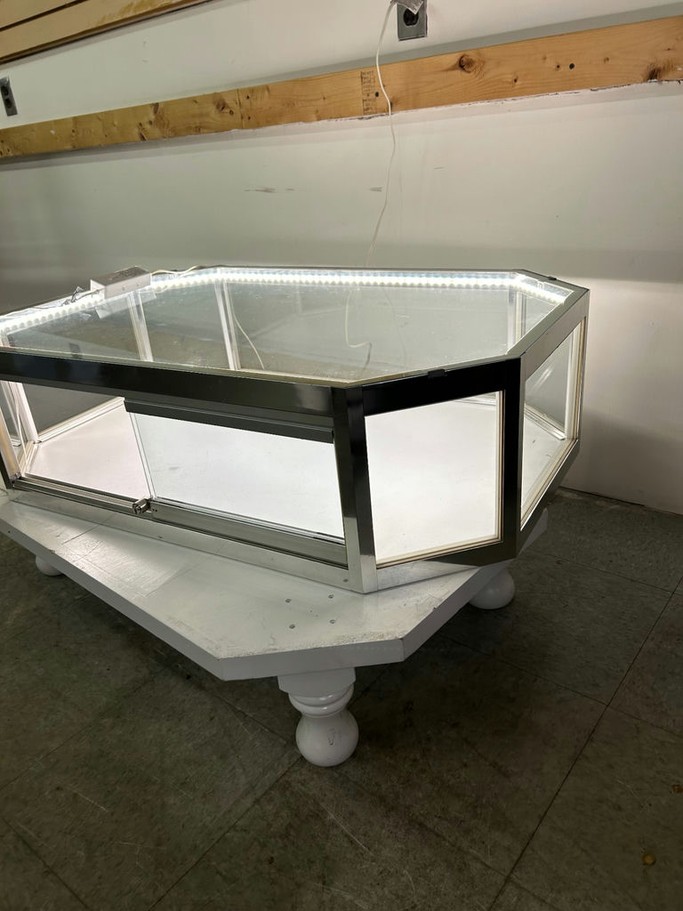 Lighted Countertop Display Case - image 9 of 9