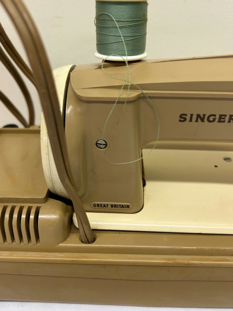 Vintage Singer Sewhandy Toy machine - image 3 of 8