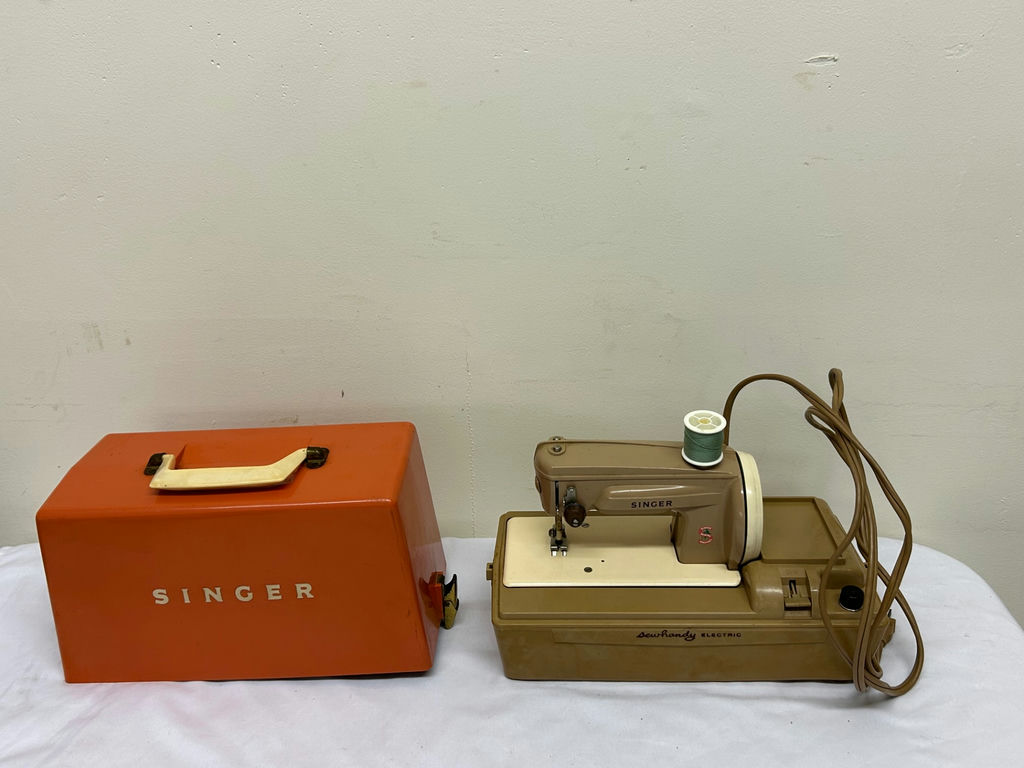 Vintage Singer Sewhandy Toy machine  - image 1 of 8