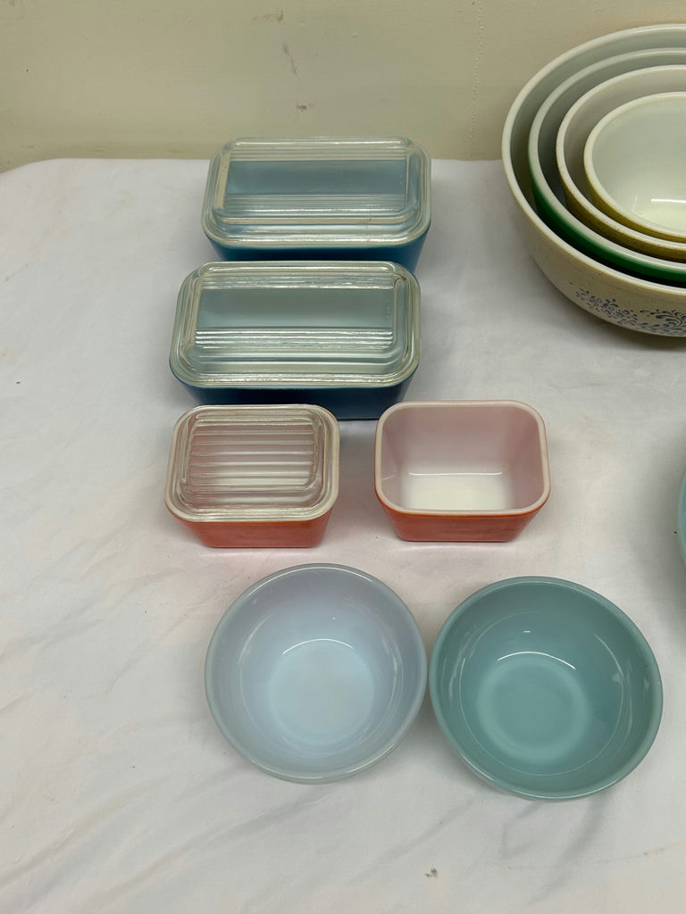 A Collection of Pyrex Wares  - image 2 of 8