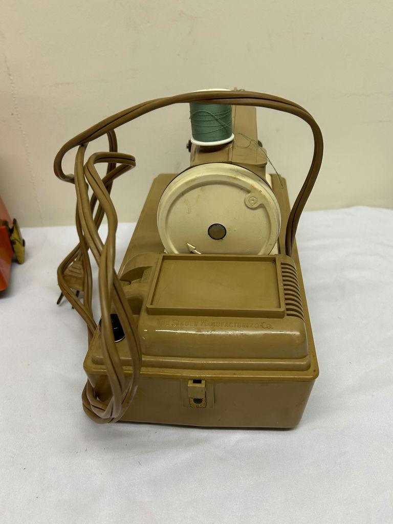 Vintage Singer Sewhandy Toy machine - image 6 of 8