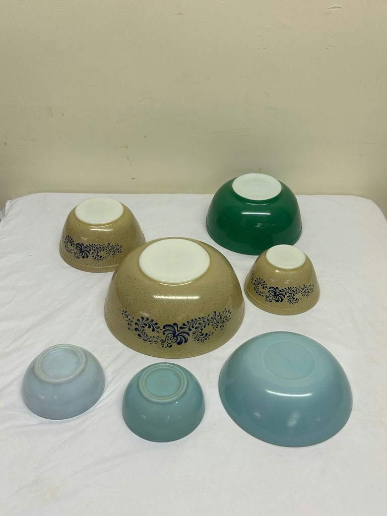 A Collection of Pyrex Wares  - image 7 of 8