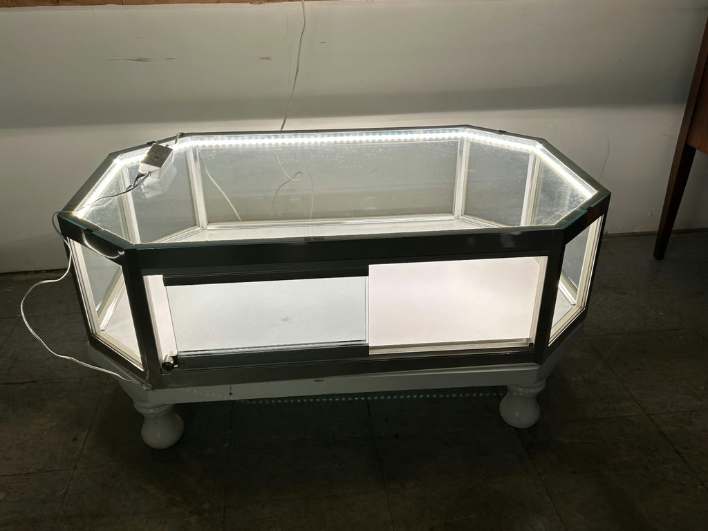  Lighted Countertop Display Case - image 3 of 9