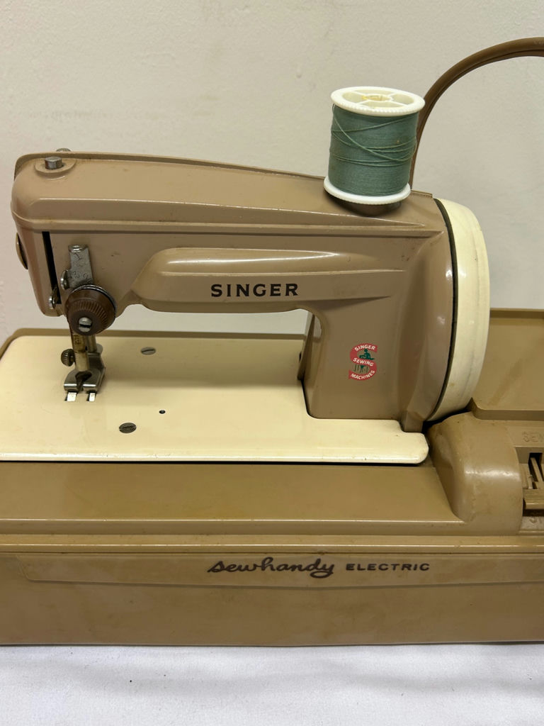 Vintage Singer Sewhandy Toy machine  - image 5 of 8