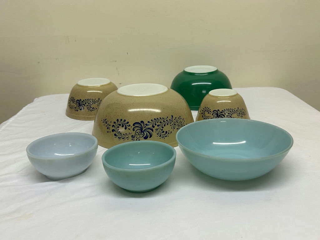 A Collection of Pyrex Wares - image 8 of 8