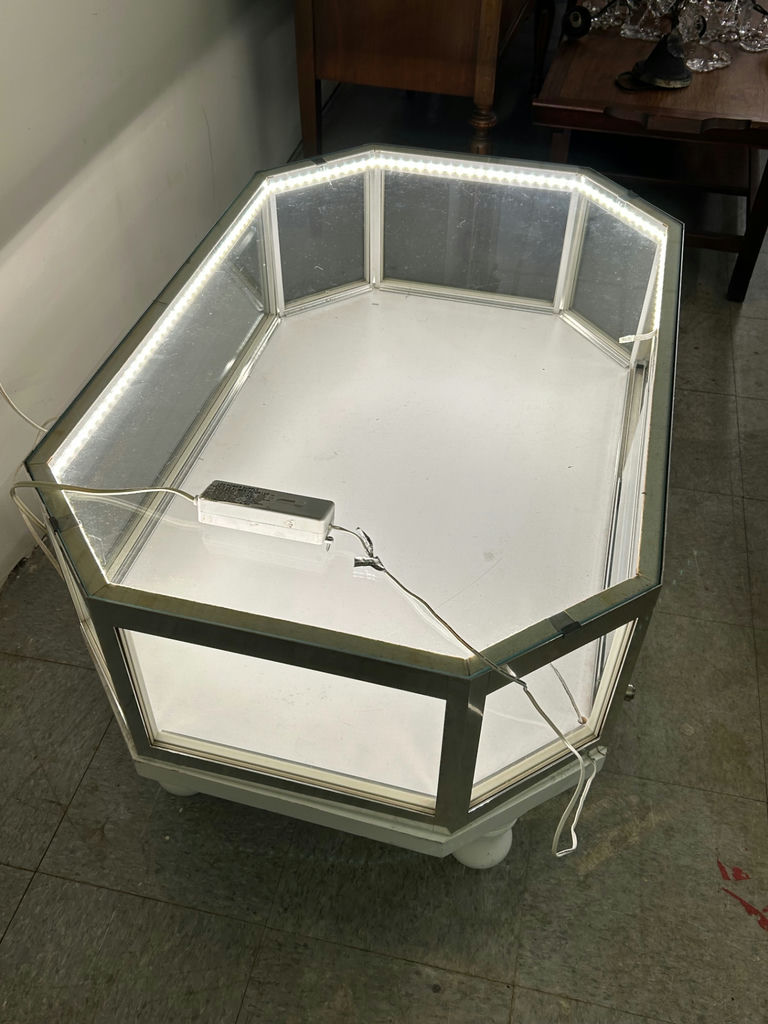 Lighted Countertop Display Case - image 6 of 9