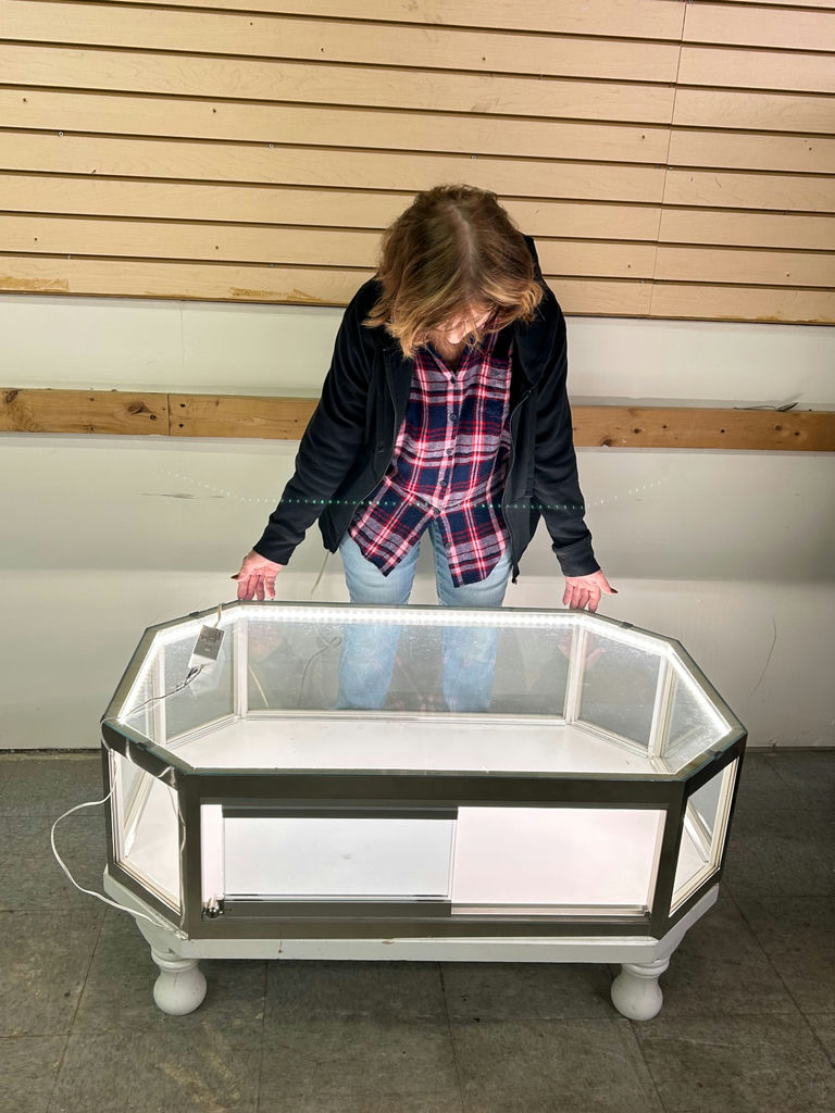  Lighted Countertop Display Case - image 1 of 9