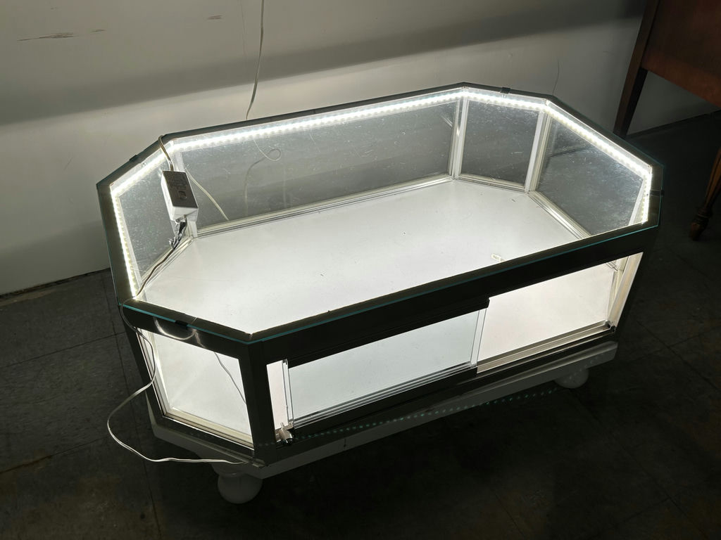 Lighted Countertop Display Case - image 4 of 9