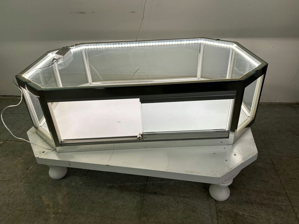 Lighted Countertop Display Case - image 8 of 9