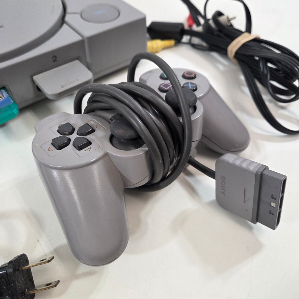 PlayStation 1 - image 2 of 5