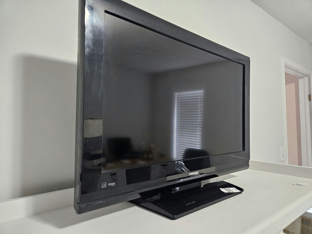 Toshiba Flat Screen Television - image 4 of 8