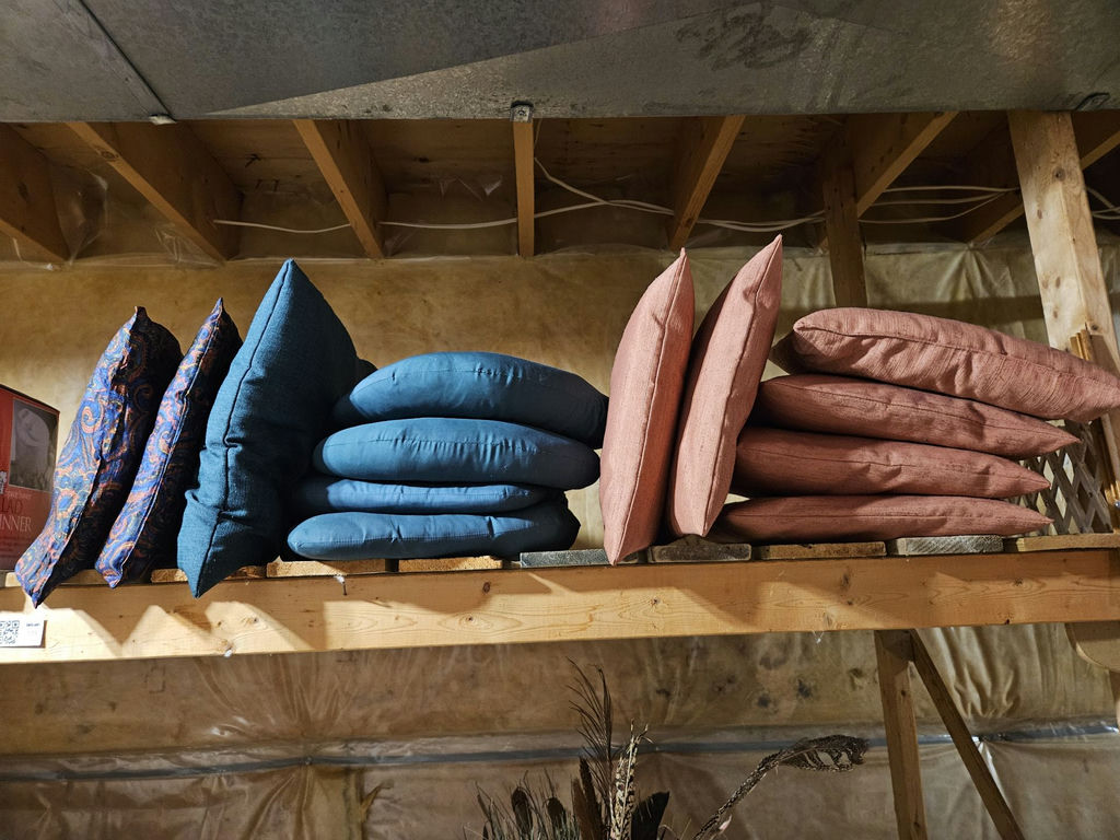Miscellaneous lot of bedding, pillows and household items - image 2 of 11