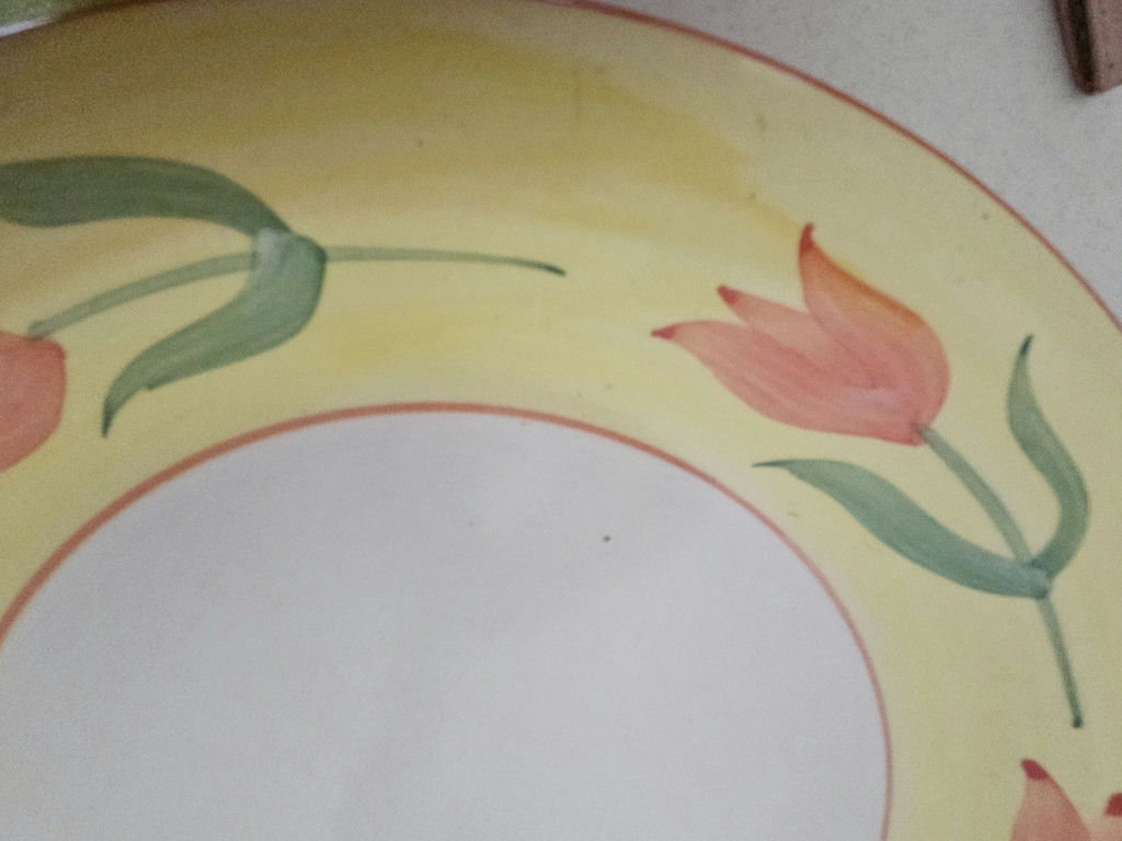 Round decorative 11" tulip-pattern ceramic plate/platter - image 3 of 3