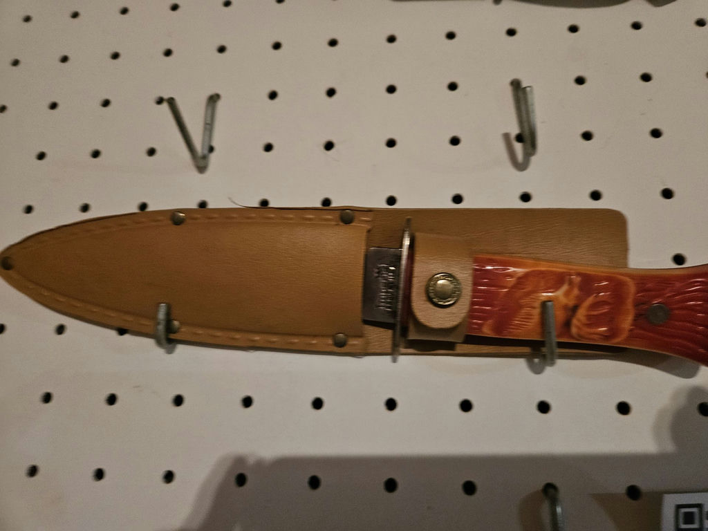 Assorted fixed-blade knives with leather sheaths - image 2 of 4