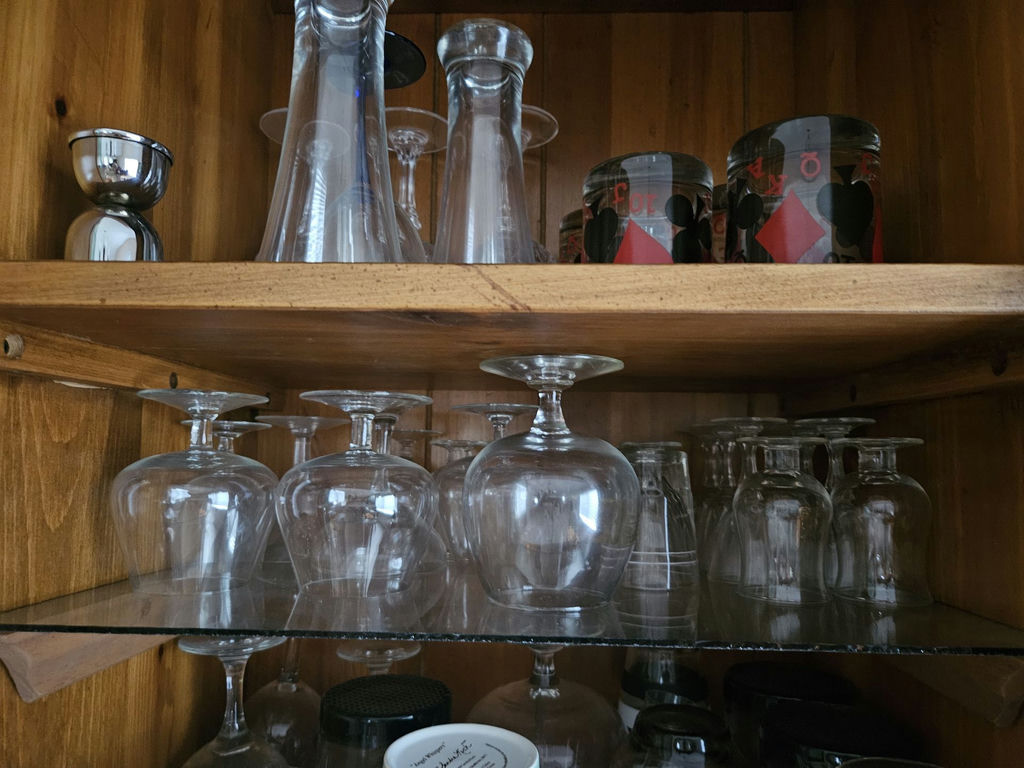 Glassware and assorted kitchen items - image 3 of 4