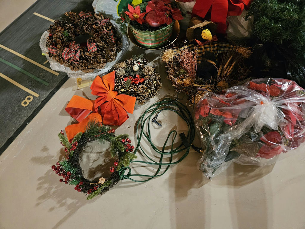 Assorted Christmas wreaths and holiday decorations - image 4 of 5