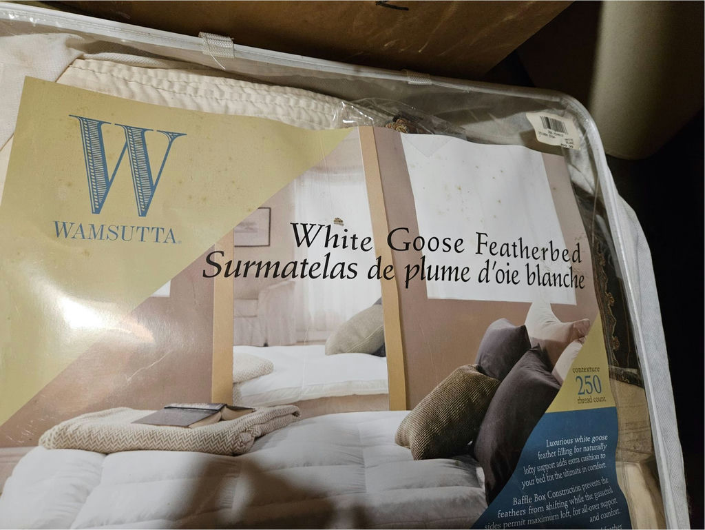 Miscellaneous lot of bedding, pillows and household items - image 6 of 11