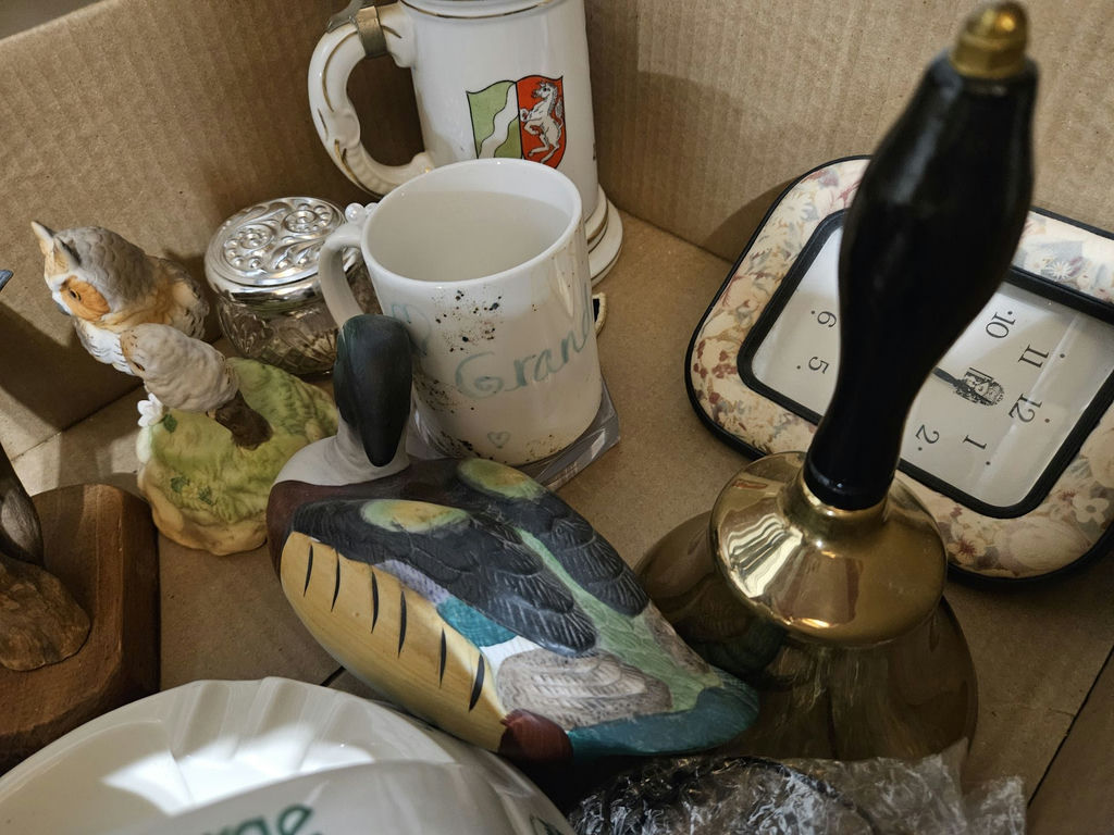 Box of assorted decorative figurines and trinkets - image 5 of 7