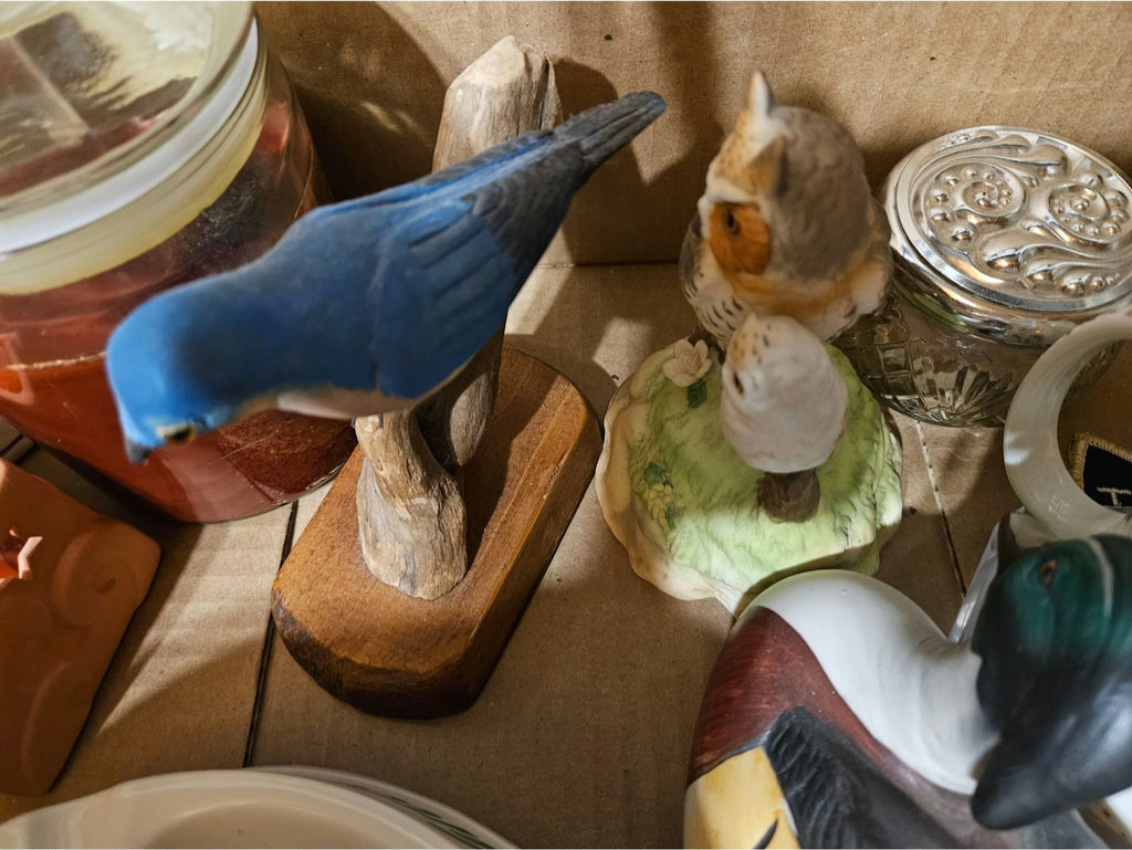 Box of assorted decorative figurines and trinkets - image 7 of 7