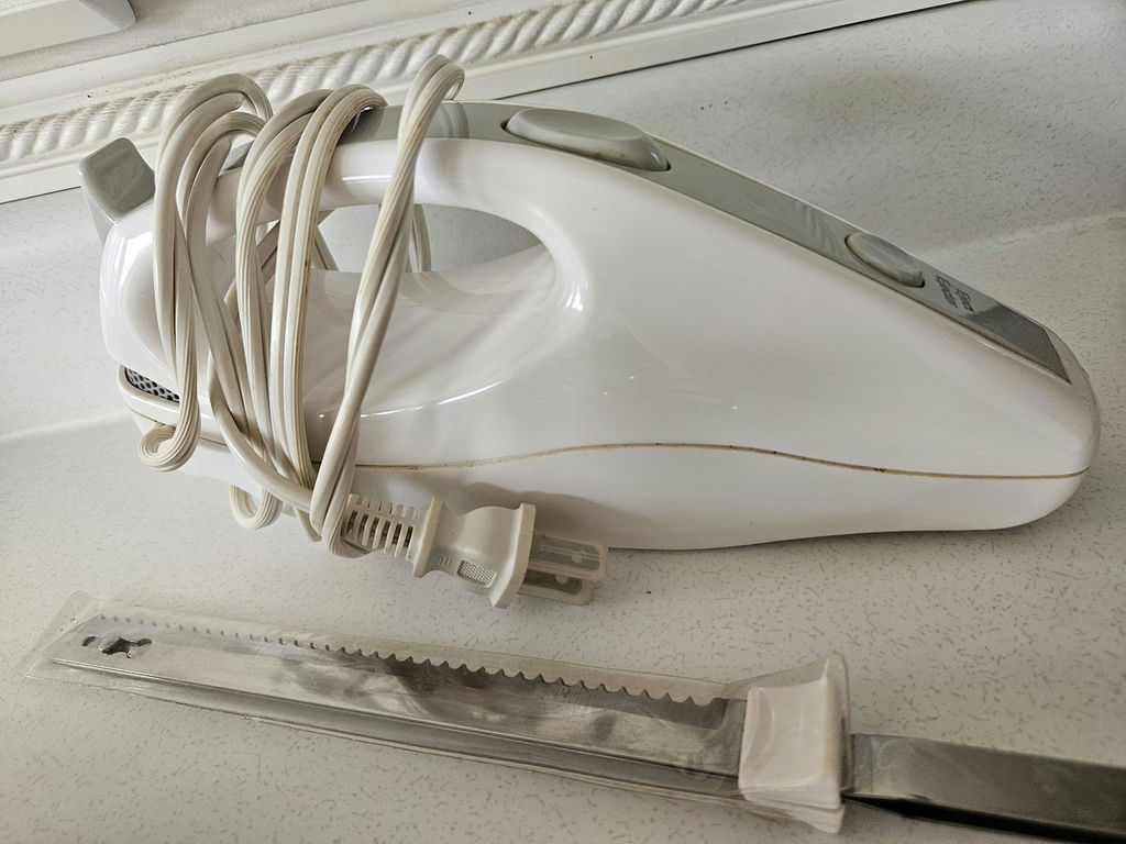 Iona hand mixer with beaters and Toastmaster Electric Knife with blade attachments - image 4 of 8