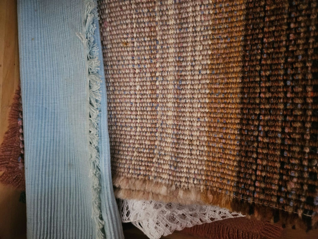Assorted tablecloths and place mats - image 2 of 7
