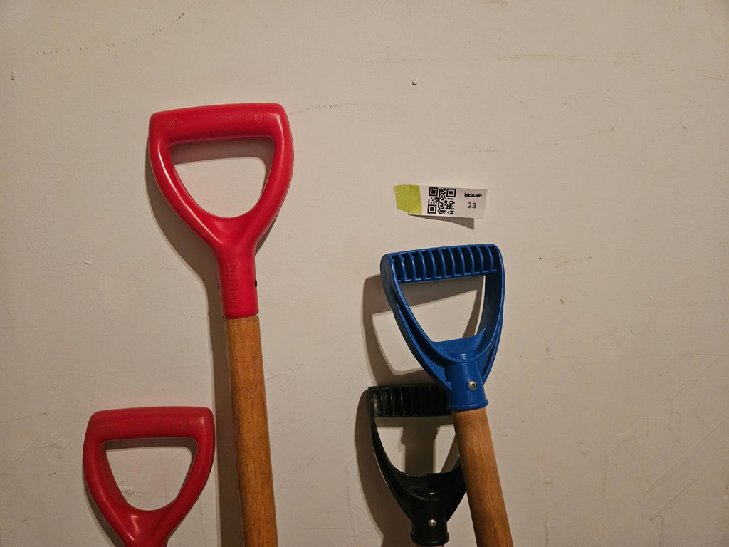 4 Snow Shovels - image 4 of 4