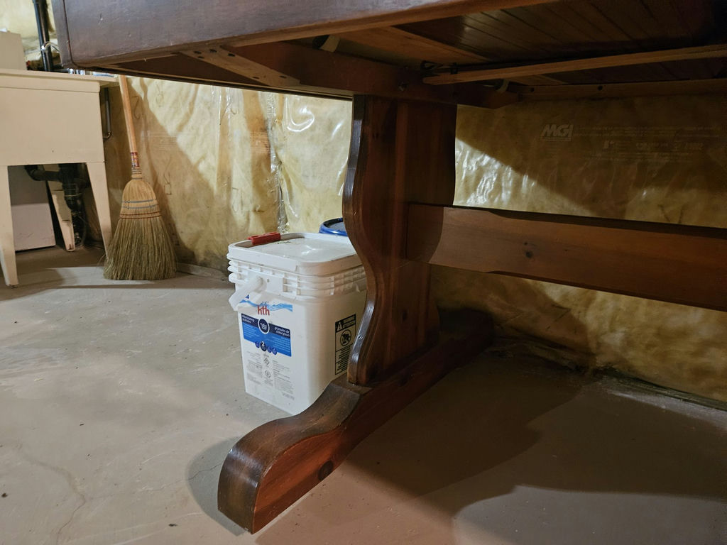 Wooden pedestal dining table with curved legs - image 6 of 7