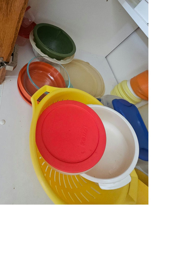 Assorted plastic kitchen storage containers and lids - image 4 of 5