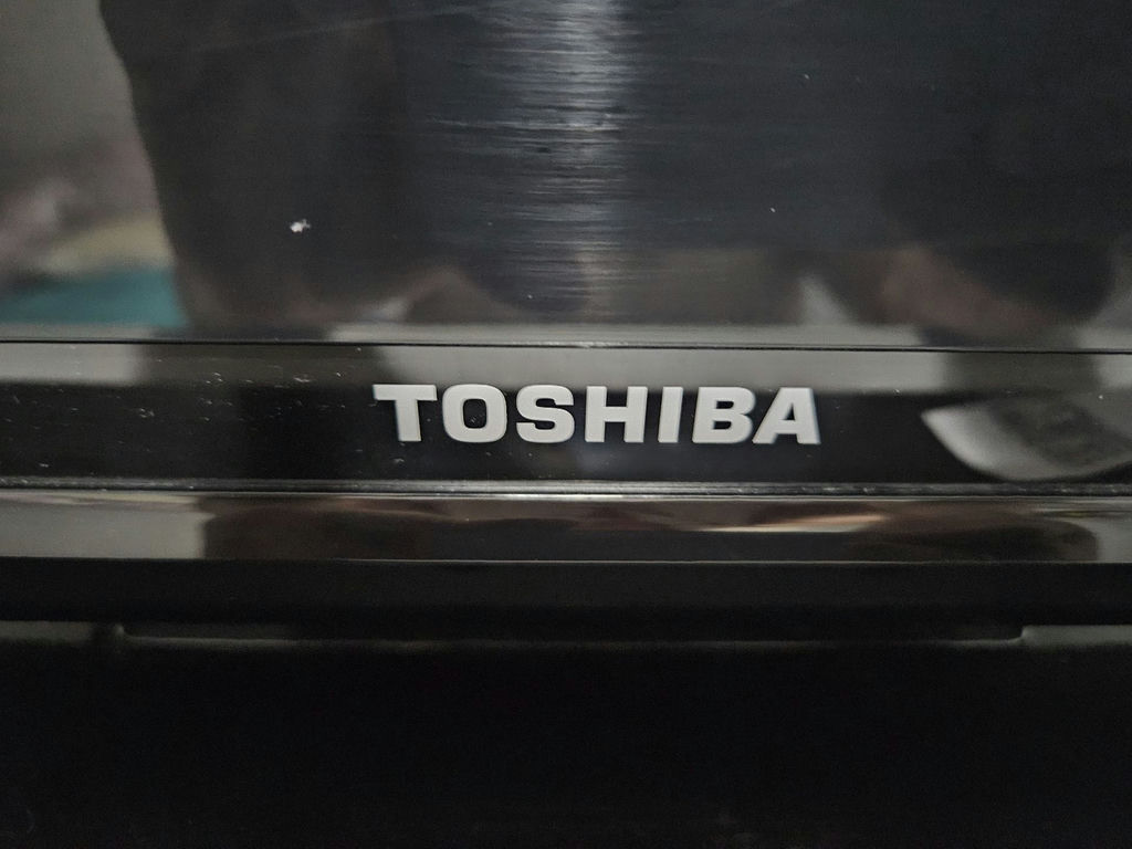 Toshiba Flat Screen Television - image 2 of 8