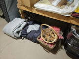 Miscellaneous lot of bedding, pillows and household items - thumbnail 10 of 11