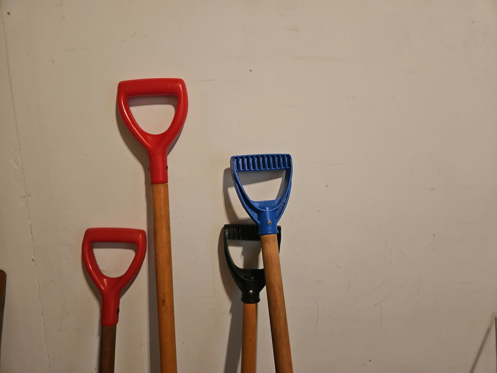 4 Snow Shovels - image 3 of 4
