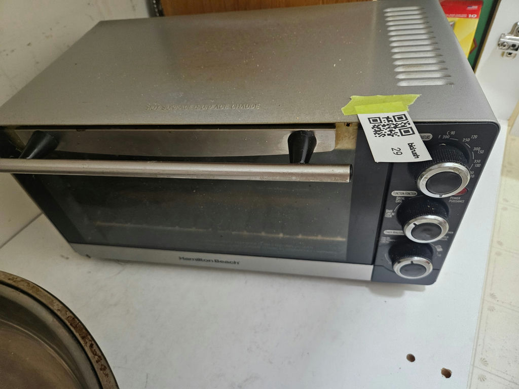 Hamilton Beach toaster oven with baking tray - image 1 of 6