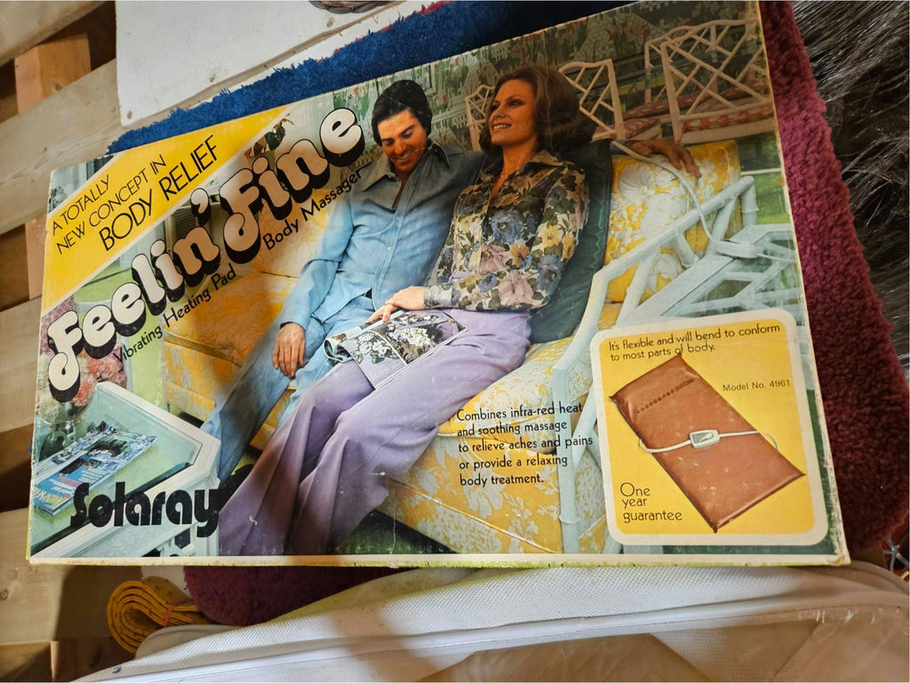 Miscellaneous lot of bedding, pillows and household items - image 7 of 11
