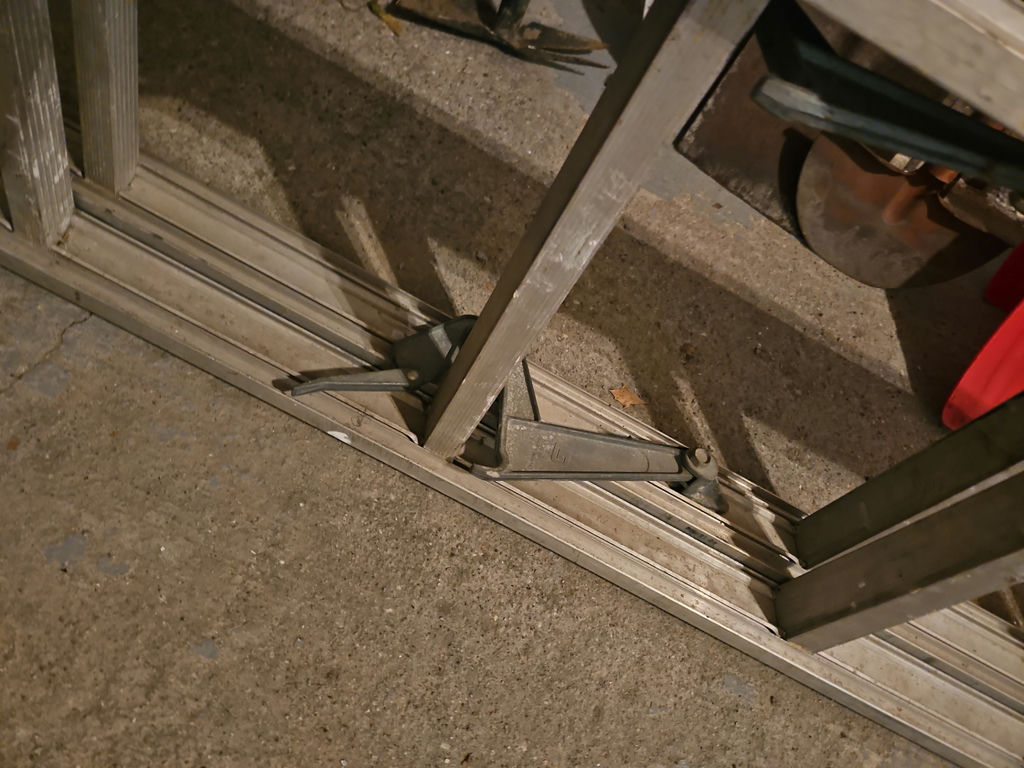 Aluminum extension ladder - image 4 of 6