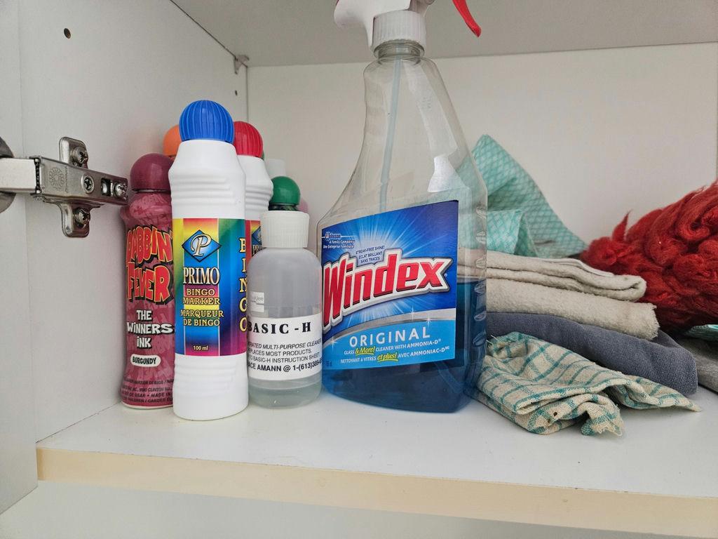Various cleaning supplies - image 3 of 5