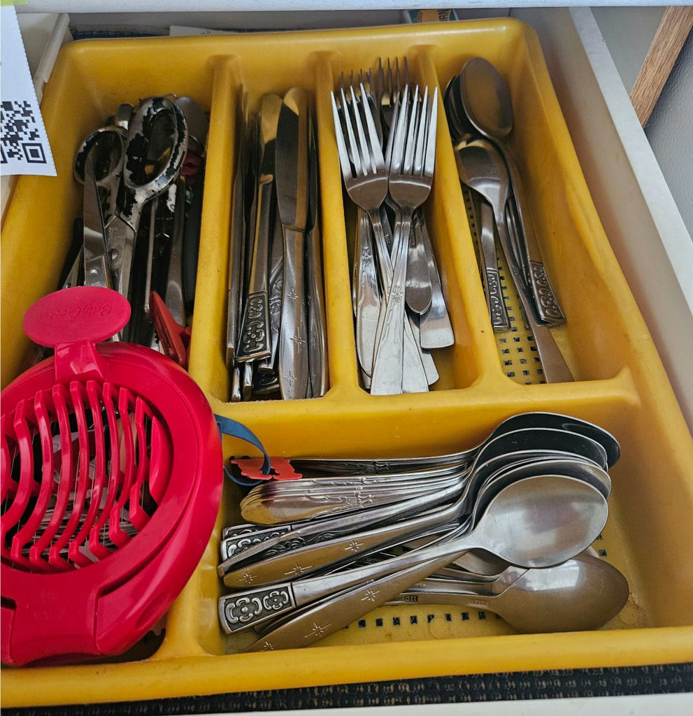 Assorted kitchen cutlery and utensils - image 4 of 4