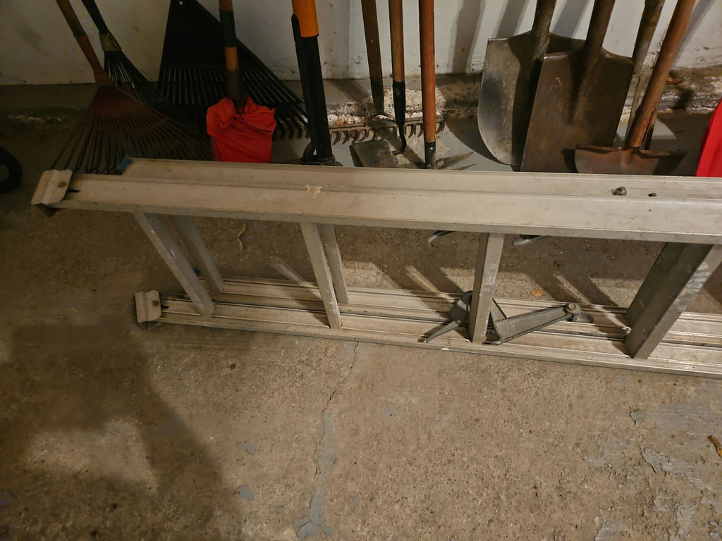 Aluminum extension ladder - image 3 of 6