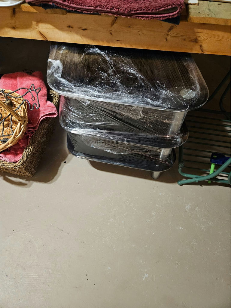 Miscellaneous lot of bedding, pillows and household items - image 9 of 11