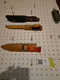 Assorted fixed-blade knives with leather sheaths - thumbnail 1 of 4