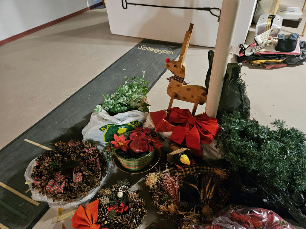 Assorted Christmas wreaths and holiday decorations - image 5 of 5